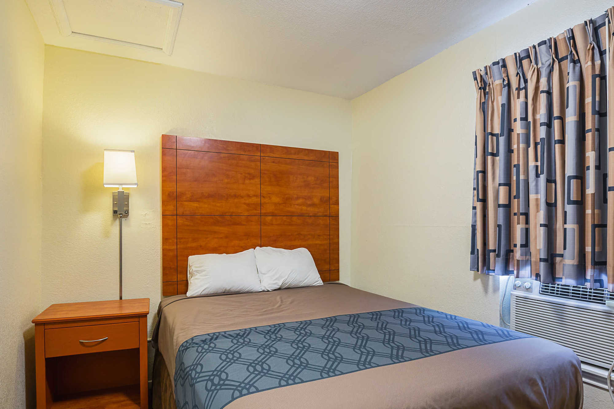 Econo Lodge Huntsville- University Area Room photo